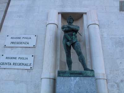 Qui, in una nicchia, fa bella mostra di s� il �Costruttore�, che spavaldo sfida il vento che abitualmente spira sul Lungomare Nazario Sauro